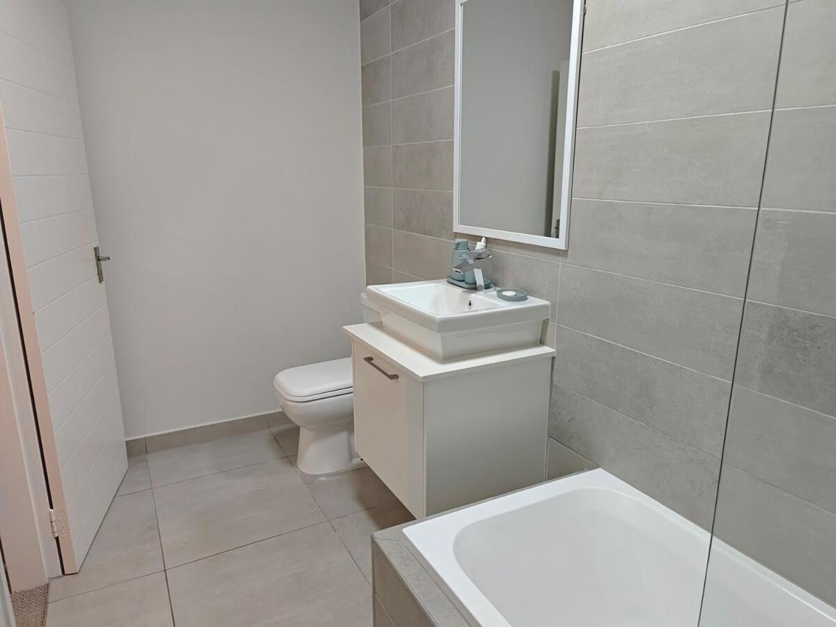 Waters Edge Luxury Century Apartment *