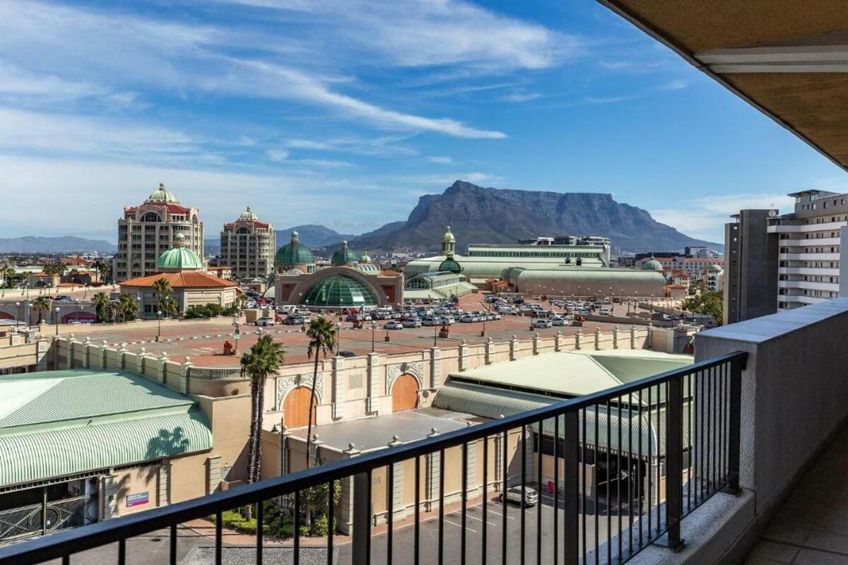 Waters Edge Luxury Century Apartment *