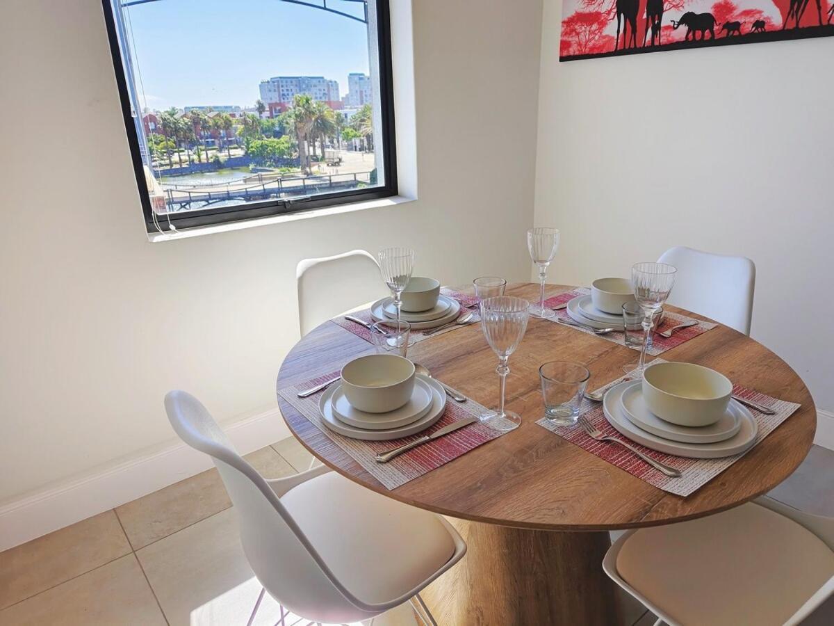 Waters Edge Luxury Century Apartment *